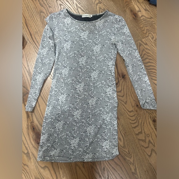 ginger s brand
size small
cute body con dress long sleeve - Picture 1 of 2